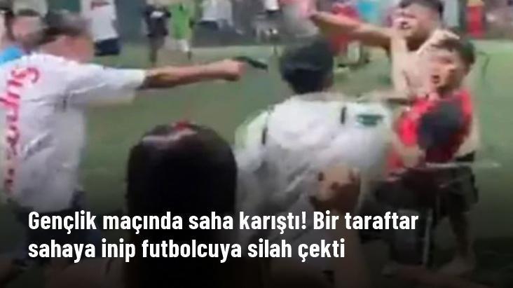 Gençlik maçında saha karıştı! Bir taraftar sahaya inip futbolcuya silah çekti