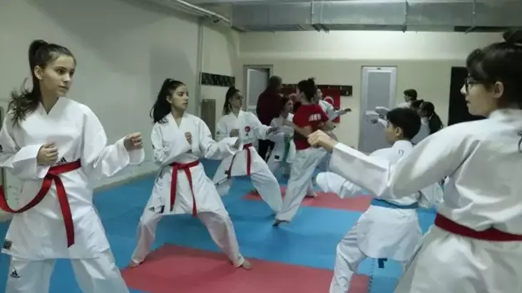 Ezel Ecrin Eren, Boğaziçi Karate Turnuvası’nda Altın Madalya Kazandı