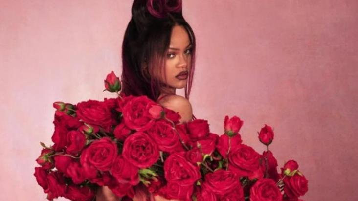 Rihanna, Sevgililer Günü’ne özel iç çamaşırlarıyla poz verdi!