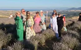 Rus Turistler Mor Lavanta Tarlalarında