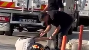 İzmir’de Trafik Kavgası: Motosikletli Yerde Tekmelendi