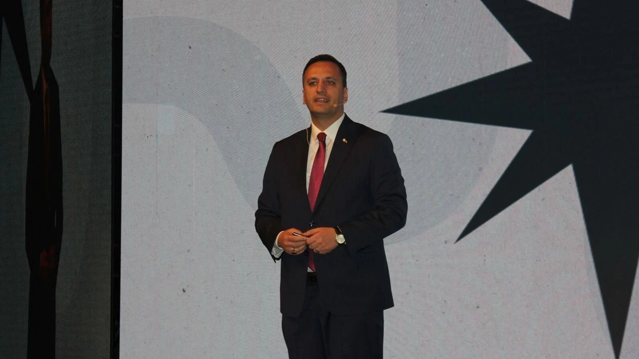 Bornova’nın “Kutup Yıldızı” Parlıyor: Başkan Ömer Eşki’den 2 Yıllık Hizmet Çıkartması!