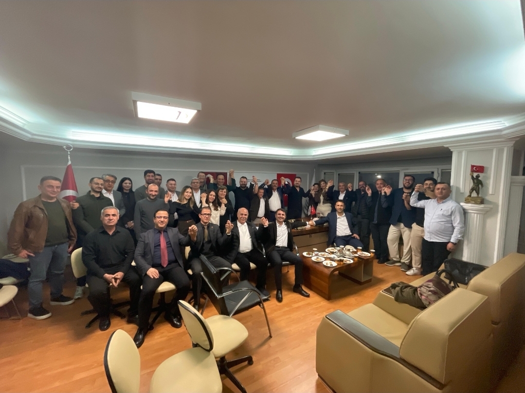 İzmir’de Maraşder güven tazeledi, Safa Narlı yeniden Başkan